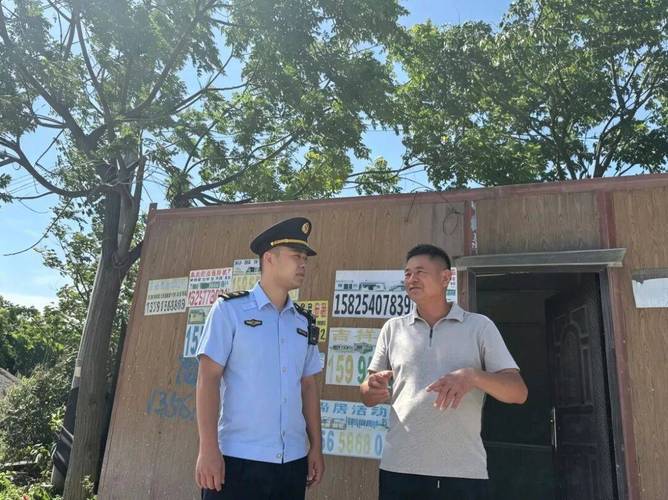 热浪中的“城管蓝” 年轻执法队员木德源的一天